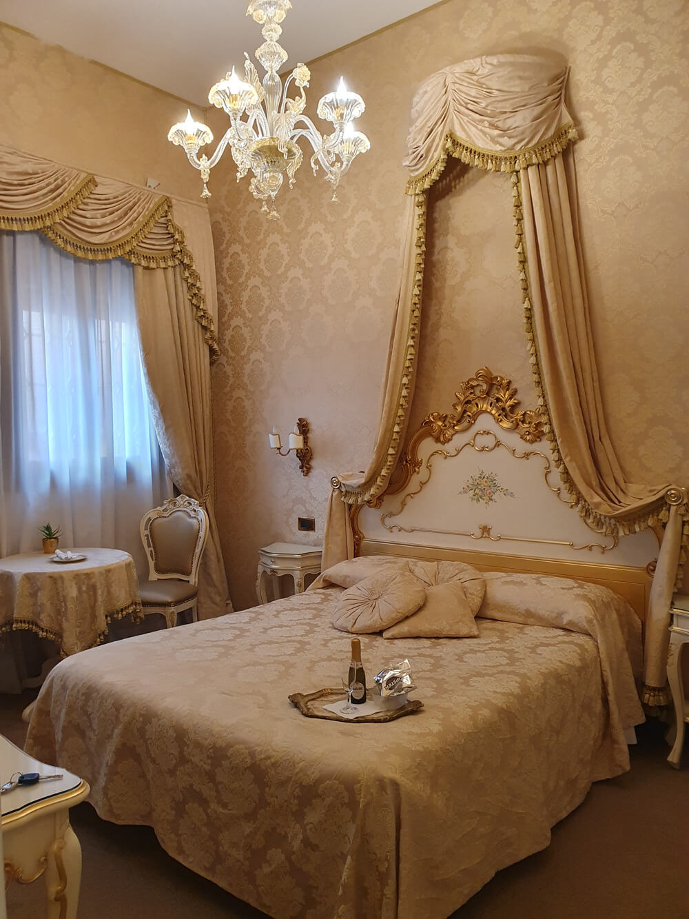 Elegant Venetian bedroom at the Residenza Veneziana, Venice